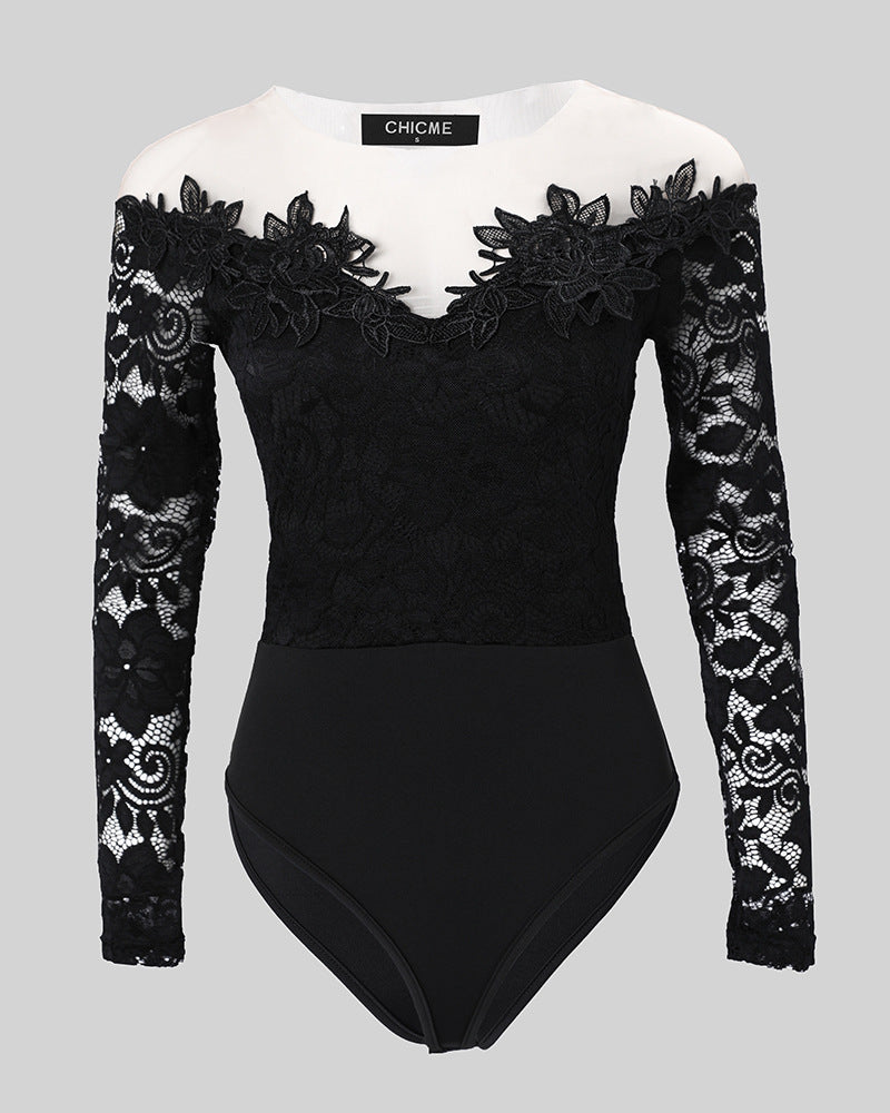 Tuta lunga con maniche lunghe e scollo a V in pizzo, stile off-the-shoulder, marca Valstrend, indossata in primo piano.