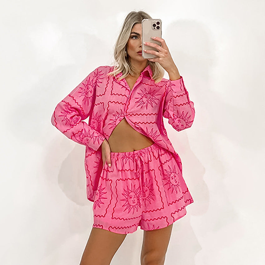 Completo donna con camicia e pantaloncini corti Valstrend, stile casual e comfort, tessuto leggero e pratico per l’estate.