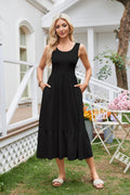 Vestito senza maniche Valstrend con colletto quadrato e pieghe, stile elegante e femminile, ideale per occasioni estive.