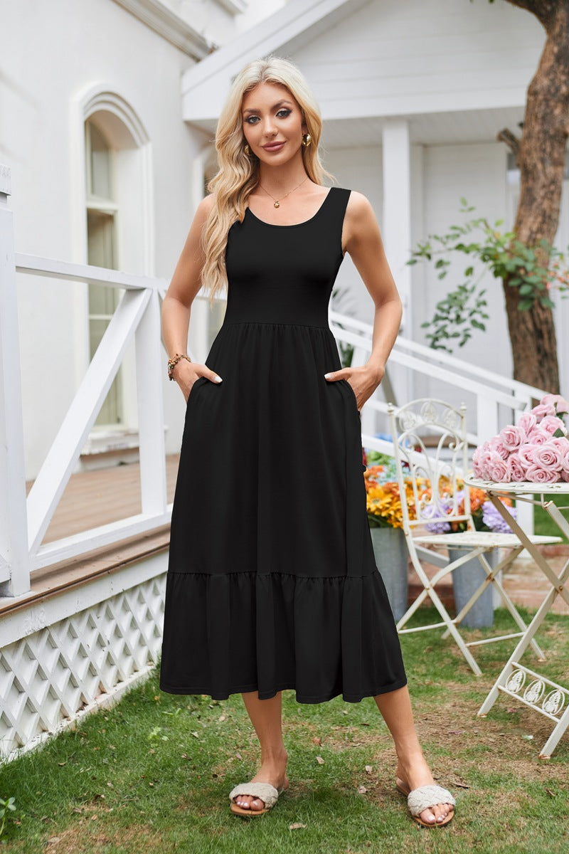 Vestito senza maniche Valstrend con colletto quadrato e pieghe, stile elegante e femminile, ideale per occasioni estive.