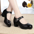 Scarpe Valstrend con punta rotonda, suola morbida, basso profilo, cinturino con fibbia e tacco chunky robusto.
