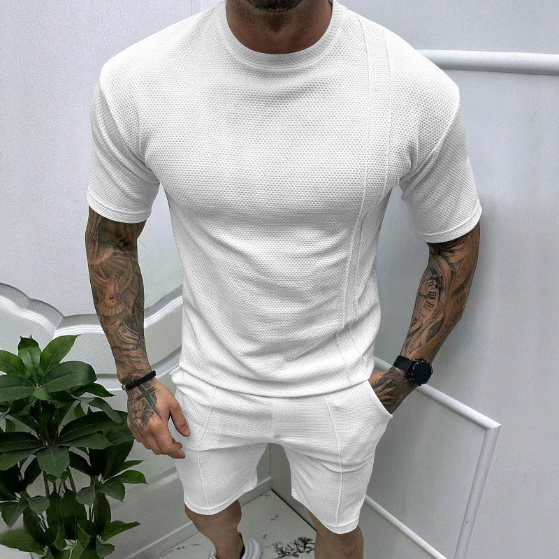 Completo sportivo e casual Valstrend con maglietta a girocollo e pantaloncini, tessuto leggero e comodo per il tempo libero.