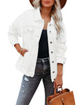 Giacca oversize da donna Valstrend in denim, corta, con scialle ampio e stile casual, visibile in dettaglio sul modello.