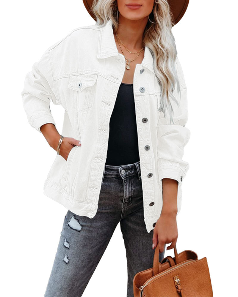 Giacca oversize da donna Valstrend in denim, corta, con scialle ampio e stile casual, visibile in dettaglio sul modello.