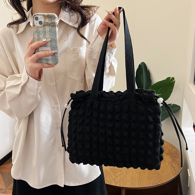 Borsa a nuvola trapuntata valstrend con catena, imbottita in cotone e piuma, stile giapponese South Korea, vista frontale