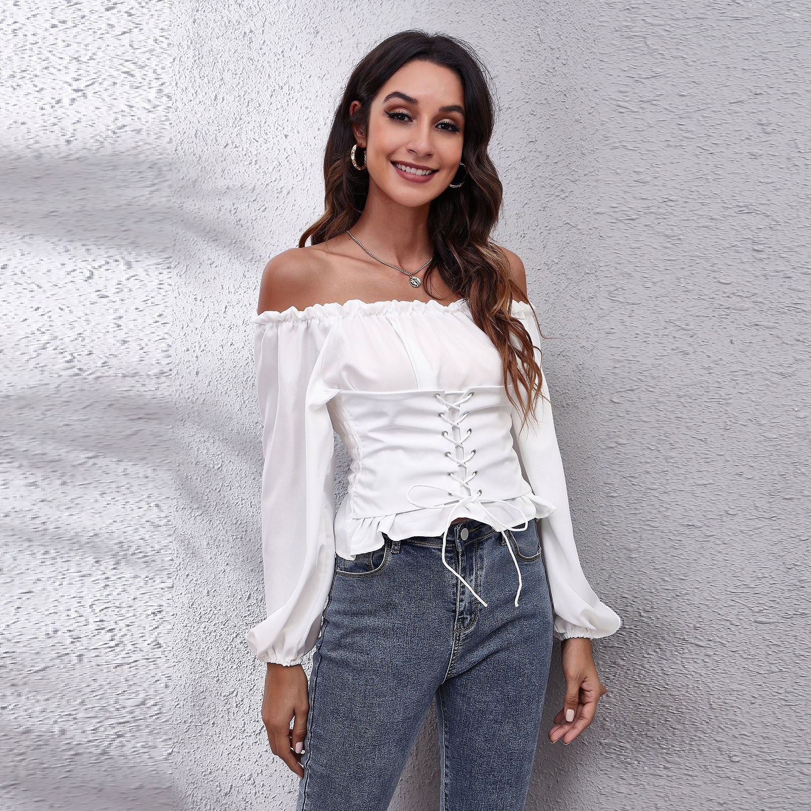 Top corto donna a maniche lunghe in chiffon con dettagli plissettati e collo scoperto, marca Valstrend.