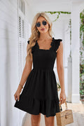 Vestito corto da donna Valstrend con colletto quadrato e gonna plissettata, in tessuto leggero e elegante.