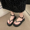 Sandali estivi donna Valstrend con catena vintage, perle e design senza tacco, scarpe toeless eleganti e alla moda.