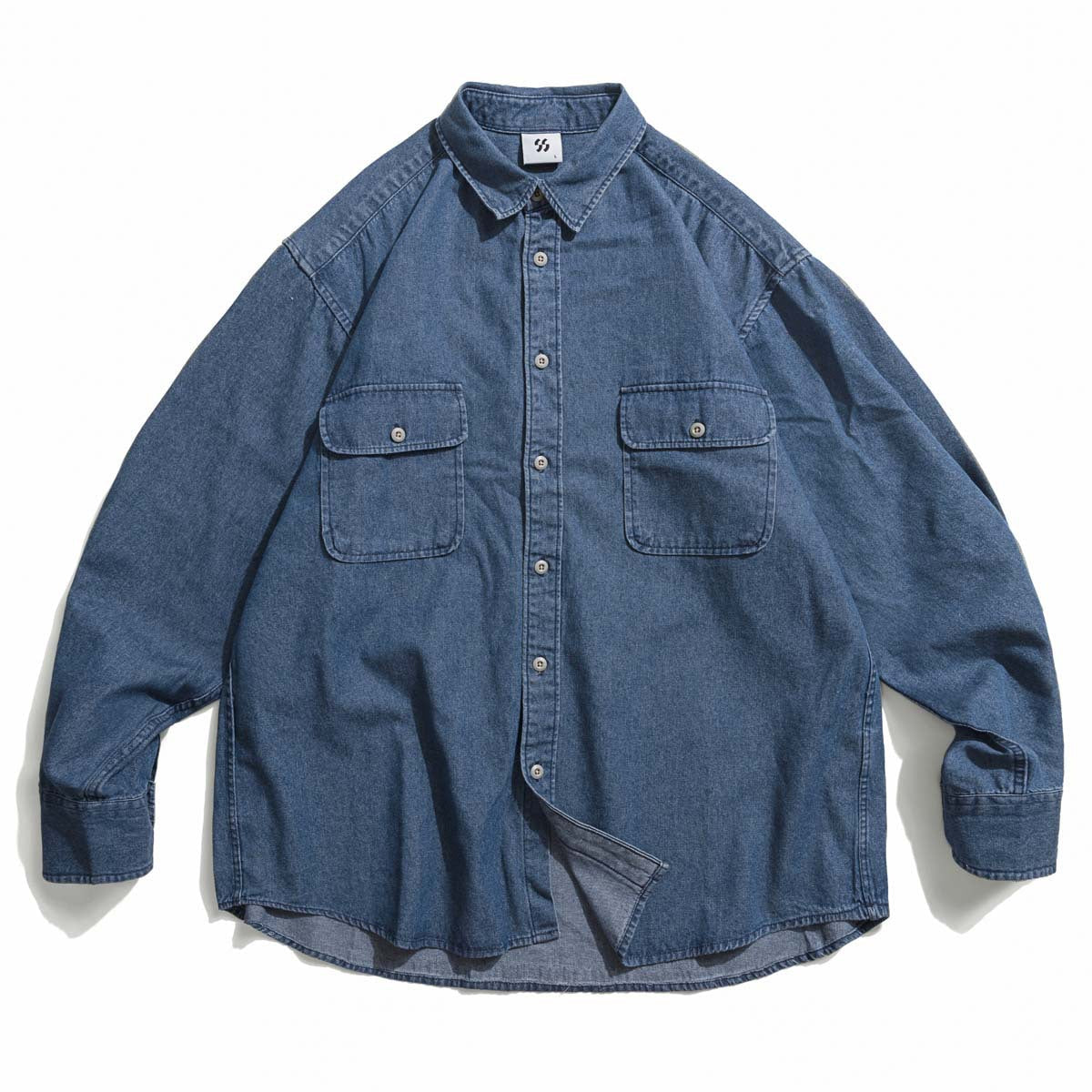 Camicia casual in jeans blu chiaro di Valstrend Shop, vestibilità comoda e stile trendy, con maniche lunghe e collo classico.