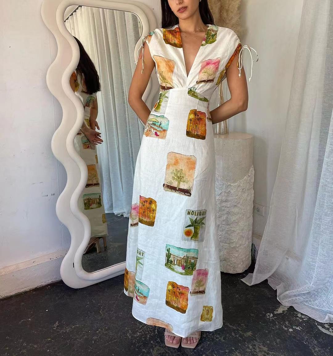 Vestito donna Valstrend stampato con scollo a V e cintura alta, design elegante e alla moda, visibile nella foto.