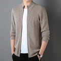 Cardigan casual in tinta unita Valstrend con colletto a stand e chiusura con zip, morbido e caldo, vista frontale in immagine.