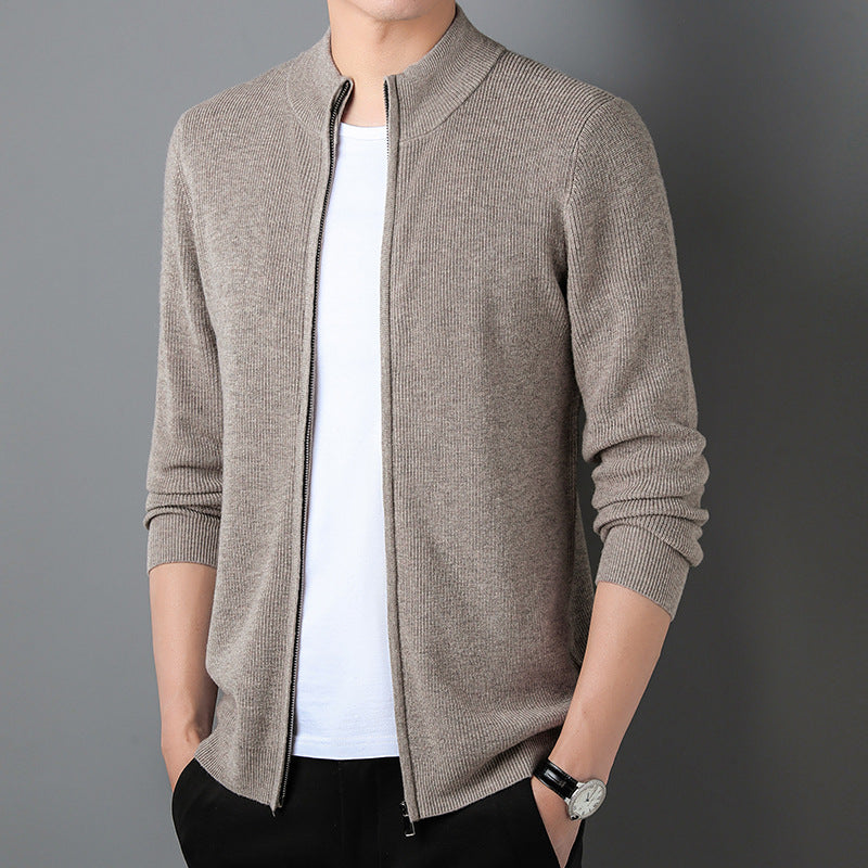 Cardigan casual in tinta unita Valstrend con colletto a stand e chiusura con zip, morbido e caldo, vista frontale in immagine.