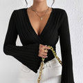 Maglietta Valstrend con scollo a V, maniche a campana e dettagli a righe spazzolate, stile casual e alla moda.