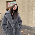 Cappotto in lana di agnello per donna, inverno caldo e confortevole, marca Valstrend shop, visibile con collo e chiusura frontale.