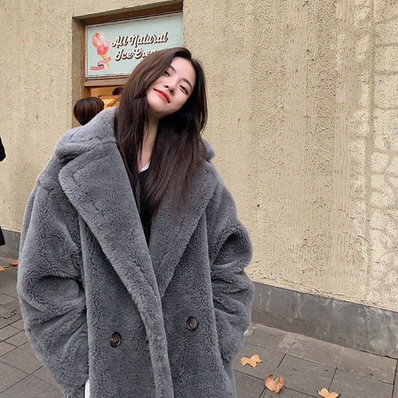 Cappotto in lana di agnello per donna, inverno caldo e confortevole, marca Valstrend shop, visibile con collo e chiusura frontale.