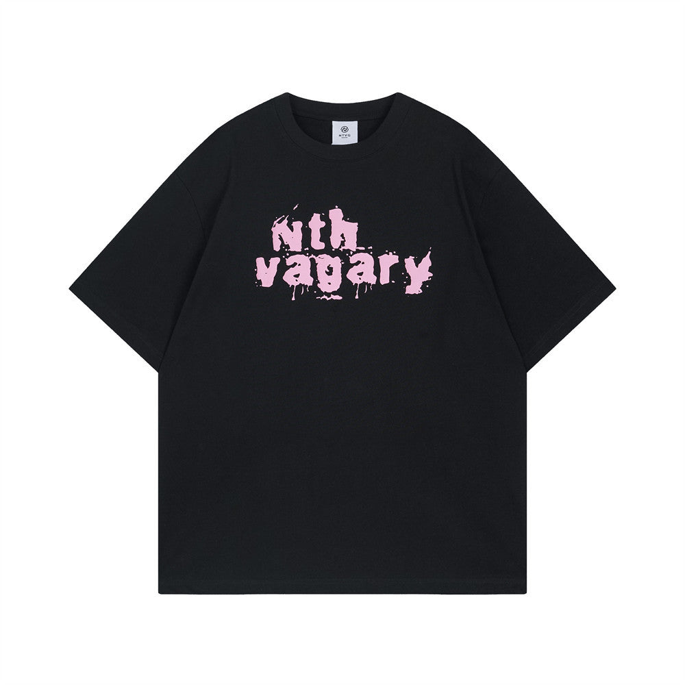 T-shirt a maniche corte con lettere graffiti in stile streetwear, marca Valstrend, moda hip hop e high street.