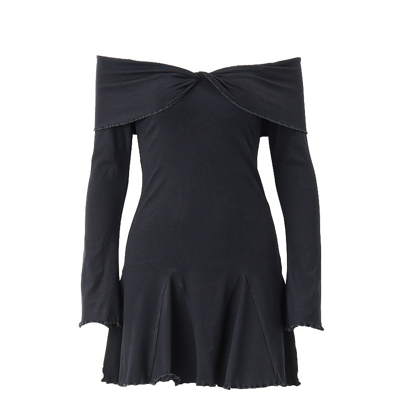 Abito lungo slim a maniche lunghe e spalle scoperte di Valstrend shop, tessuto aderente e stile elegante.