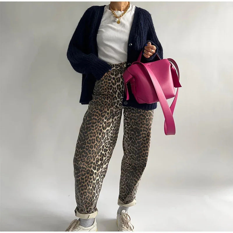 Pantaloni larghi donna Valstrend con stampa leopardata retrò, stile street e vestibilità comoda.