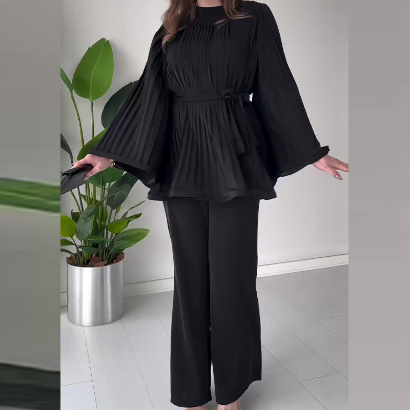 Top elegante Valstrend con scollo rotondo, maniche a batwing plissettate e taglio ampio, adatto a look sofisticati e comodi.