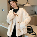 Cappotto in lana di agnello con pelliccia per donna di Valstrend, dettaglio di morbido tessuto e stile elegante.