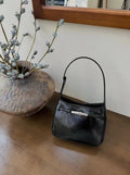 Borsa messenger in pelle bovina con finitura a olio e cera, design speciale di Valstrend, mostra dettagli e tracolla in pelle.