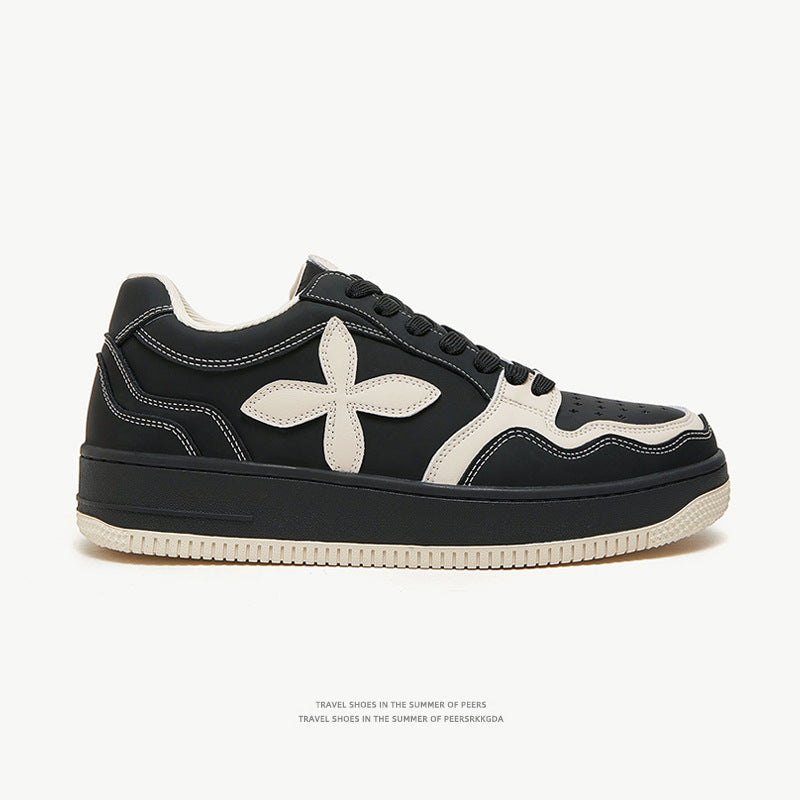Scarpe da uomo Valstrend con suola spessa, stile fashion, colore bianco, design moderno e aumentato, visibili in primo piano.