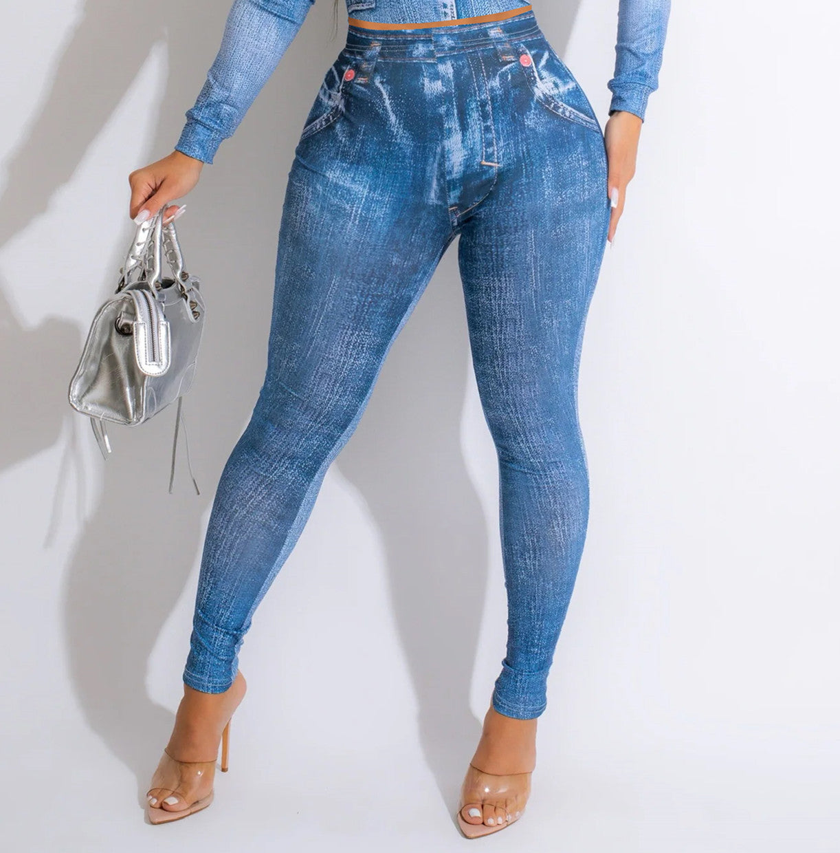 Leggings slim-fit in denim stampati da donna, con stampa alla moda, di Valstrend Shop, visibili in dettaglio nell'immagine.