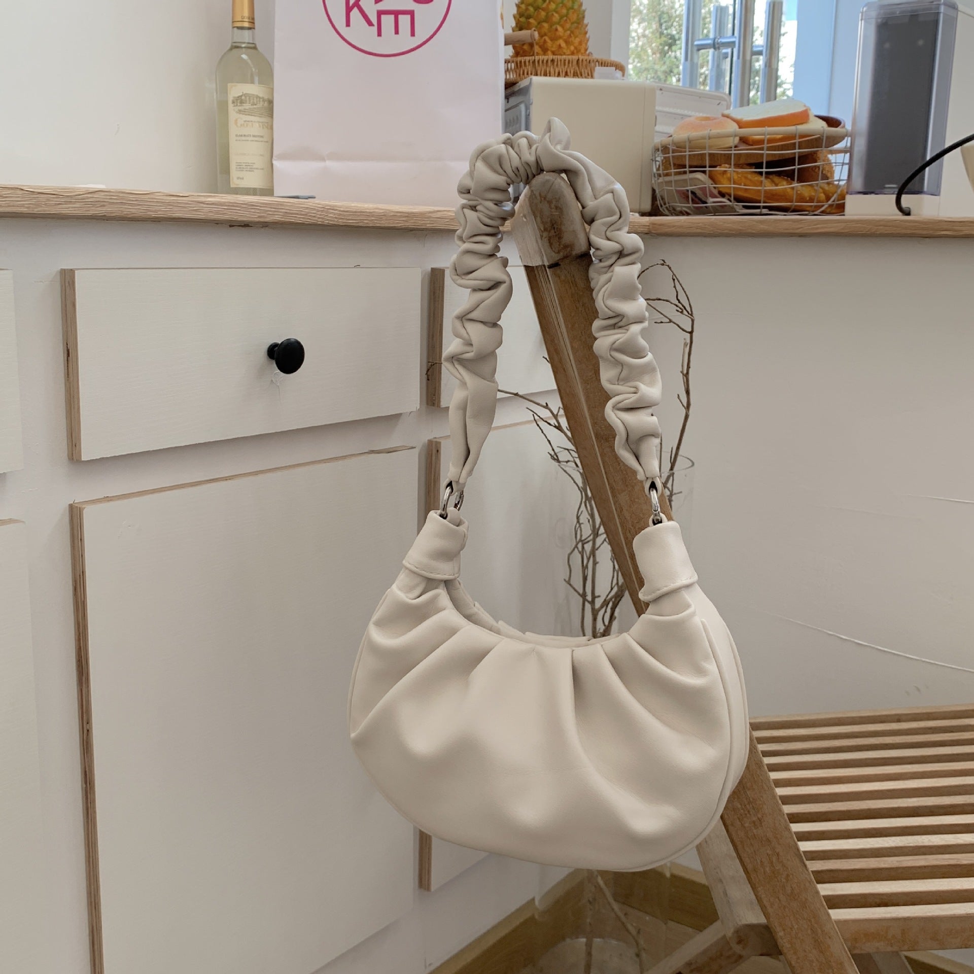 Borsa donna portatile a nuvola a pieghe Sweet Pleated di Valstrend shop, con design a nuvole e dettagli eleganti.