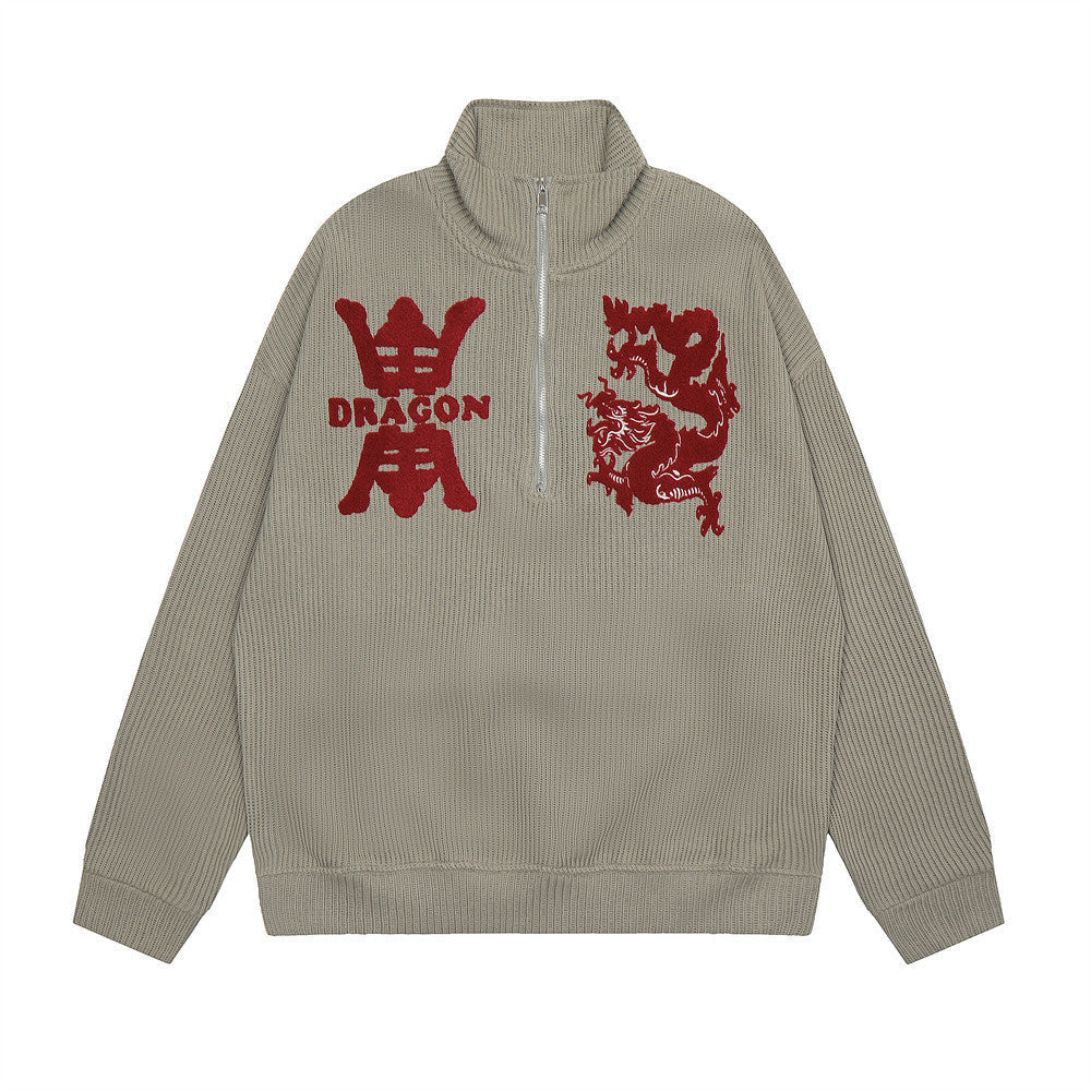Maglione con collo a stand e ricamo a motivo creativo, prodotto Valstrend con design elegante e dettagli ricamati.
