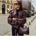 Giacca donna in pelle Valstrend con revers in PU, collo a lamina regolabile, stile street e comoda vestibilità.