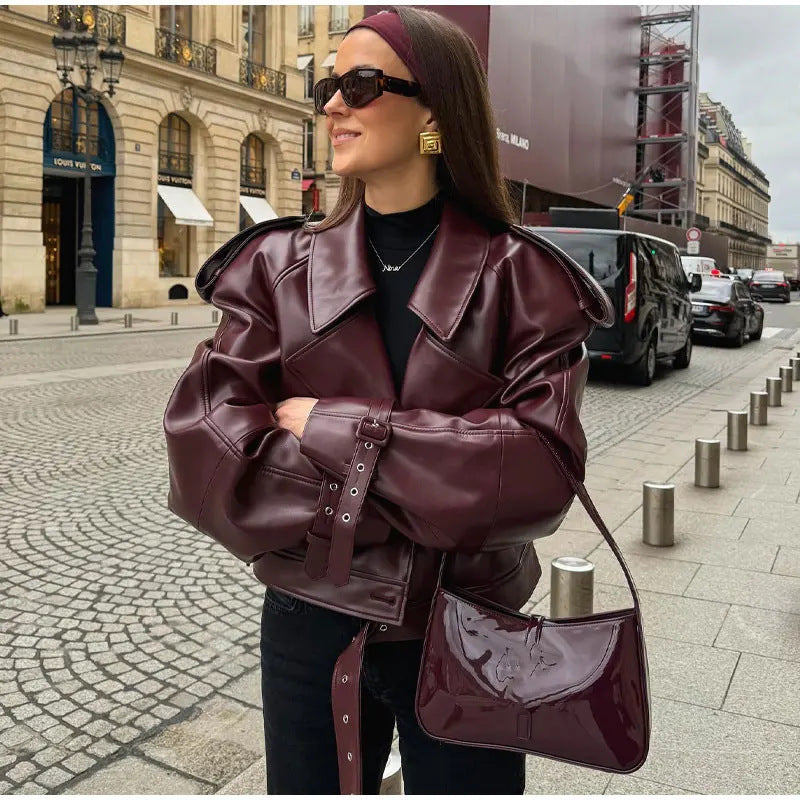 Giacca donna in pelle Valstrend con revers in PU, collo a lamina regolabile, stile street e comoda vestibilità.