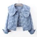 Cappotto corto in denim con colletto da marinaio e jacquard Valstrend, dettaglio visibile in tessuto blu e bianco.