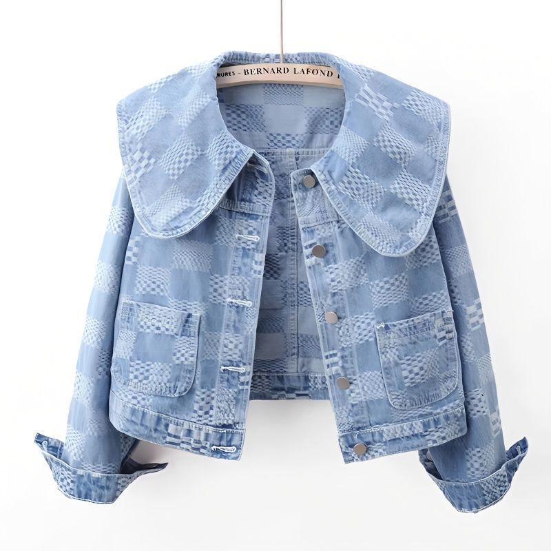 Cappotto corto in denim con colletto da marinaio e jacquard Valstrend, dettaglio visibile in tessuto blu e bianco.