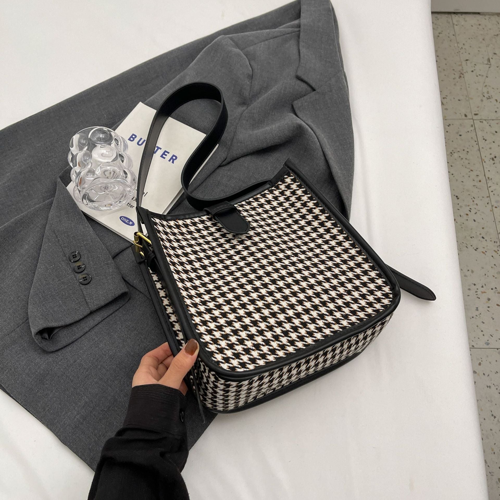 Borsa elegante a spalla in fantasia pied-de-poule di Valstrend, stile versatile e alla moda, con dettagli raffinati.