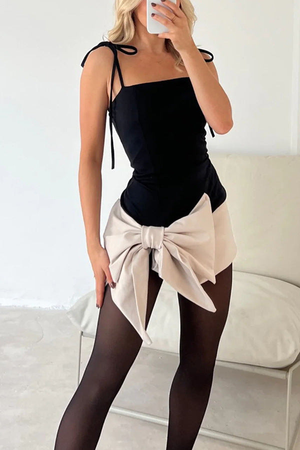 Vestito donna Valstrend con scollo a spalla, fiocco e vestibilità slim, perfetto per occasioni eleganti.