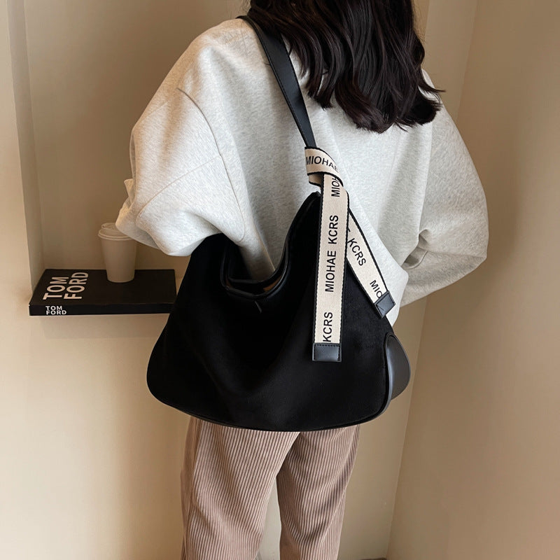 Borsa messenger casual in tessuto opaco con tracolla, stile versatile e pratico, di marca Valstrend.