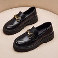 Scarpe retrò abbinate stile britannico con suola spessa e design vintage, marchio Valstrend shop, visibili in dettaglio.