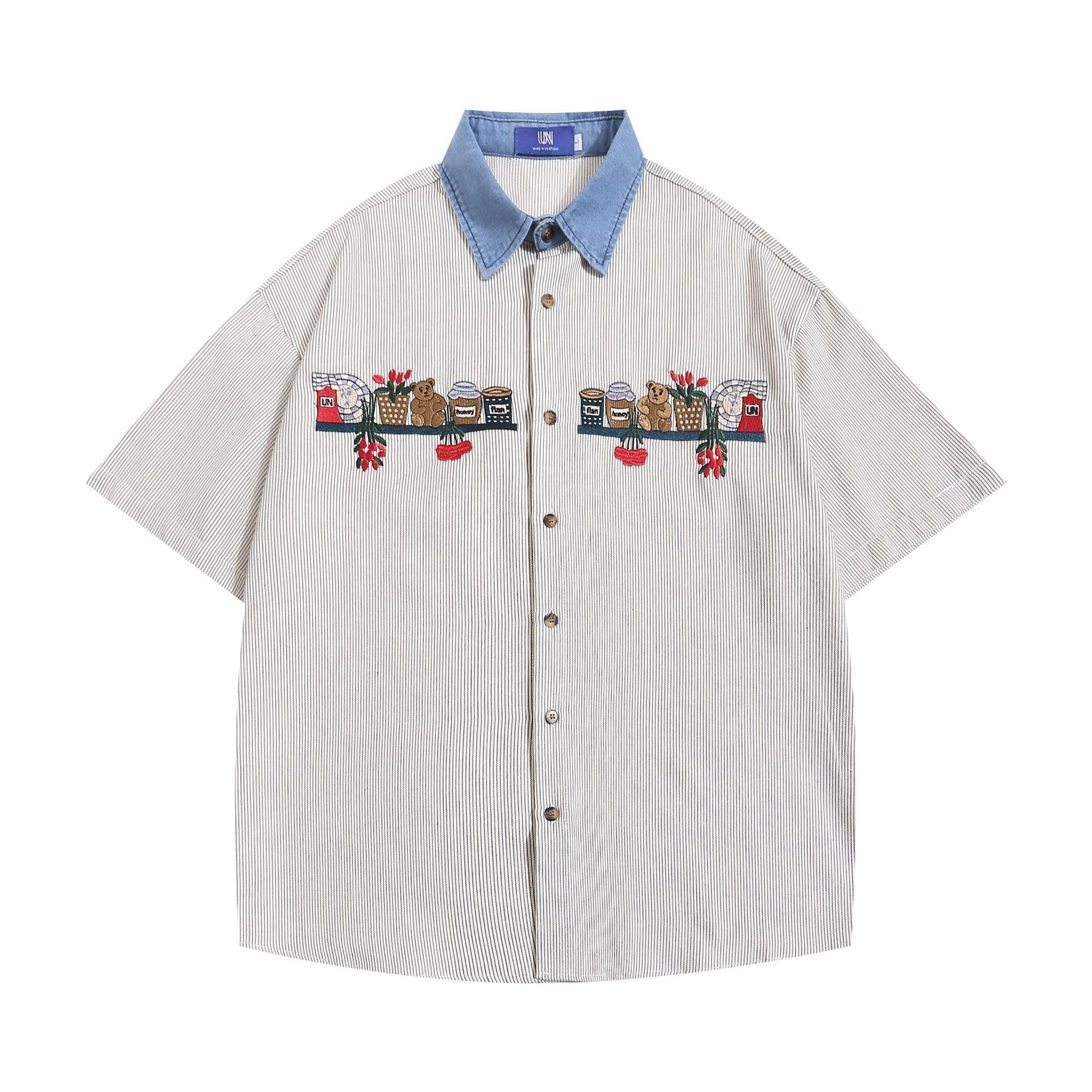 Camicia larga con maniche corte valstrend con ricamo di orso cartoon a righe pinstripe, stile casual e divertente