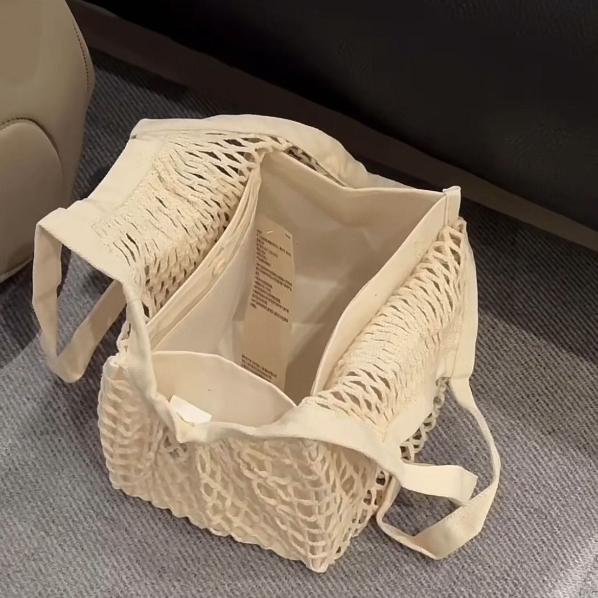 Borsa estiva in vimini intrecciato per donna di Valstrend shop, con manico a tracolla e design arioso.