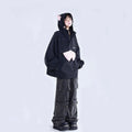 Jeans da donna Valstrend, lavati e usurati, con tasche multiple, stile workwear casual e resistente, visibili in dettaglio.