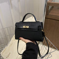 Borsa a tracolla da donna Valstrend, messenger bag elegante in tessuto nero con tracolla regolabile e tasche frontali.