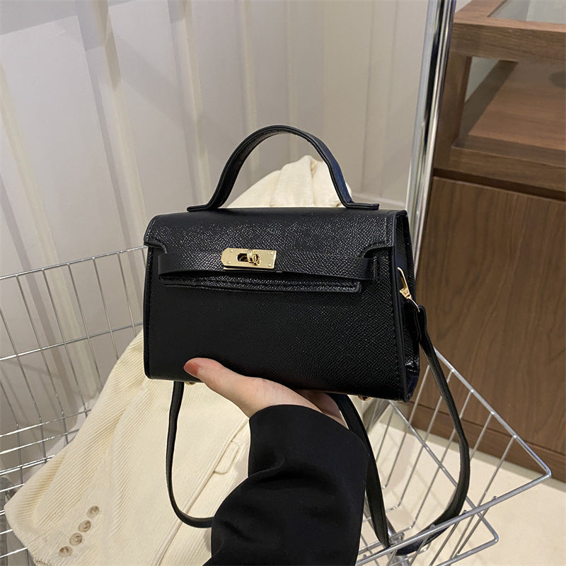 Borsa a tracolla da donna Valstrend, messenger bag elegante in tessuto nero con tracolla regolabile e tasche frontali.
