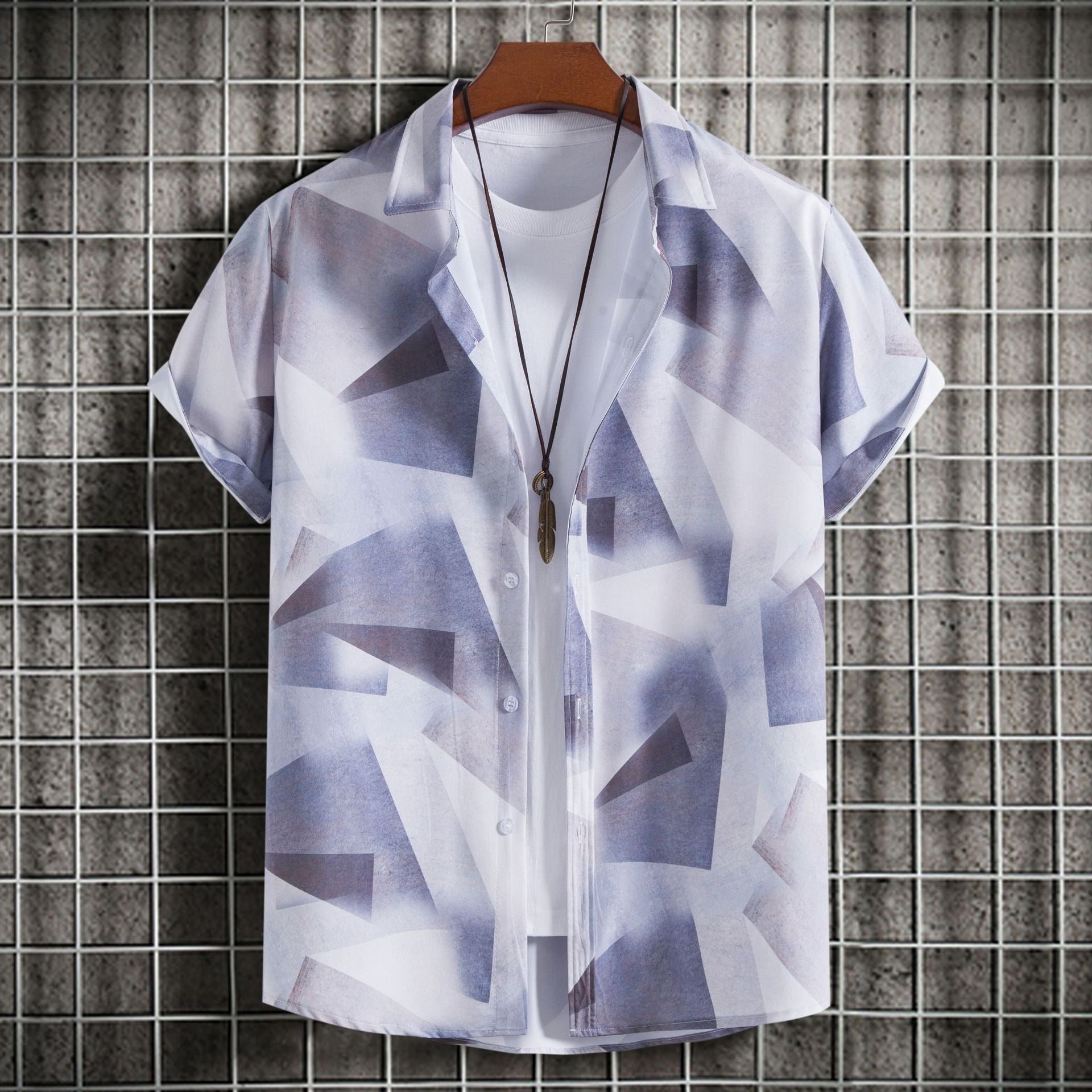 Camicia uomo slim-fit stampata a maniche corte di Valstrend, dettagli visibili in tessuto colorato e design moderno.