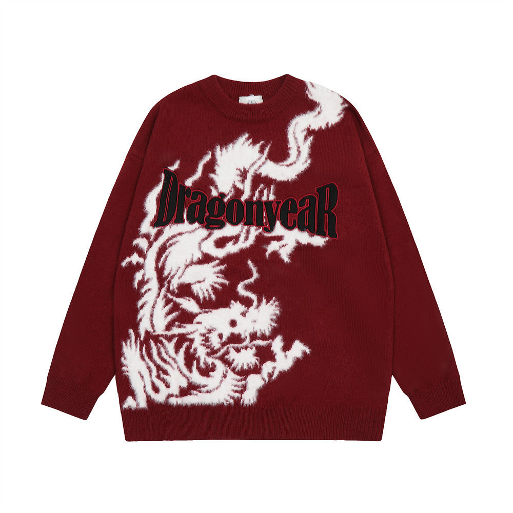 Maglione jacquard con lettere ricamate e motivo drago, in tessuto caldo, marca Valstrend, dettaglio visibile dell'intreccio e ricami.