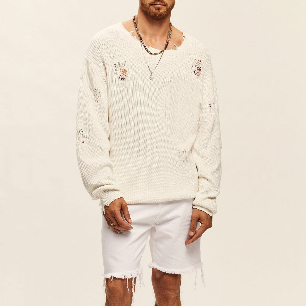 Maglione da uomo a girocollo in maglia di Valstrend, dettaglio di tessuto morbido e stile classico, colore neutro.