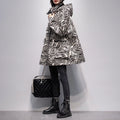 Cappotto trench donna a mezza lunghezza con cappuccio e stampa zebrate, marca Valstrend shop, visibile in dettaglio.