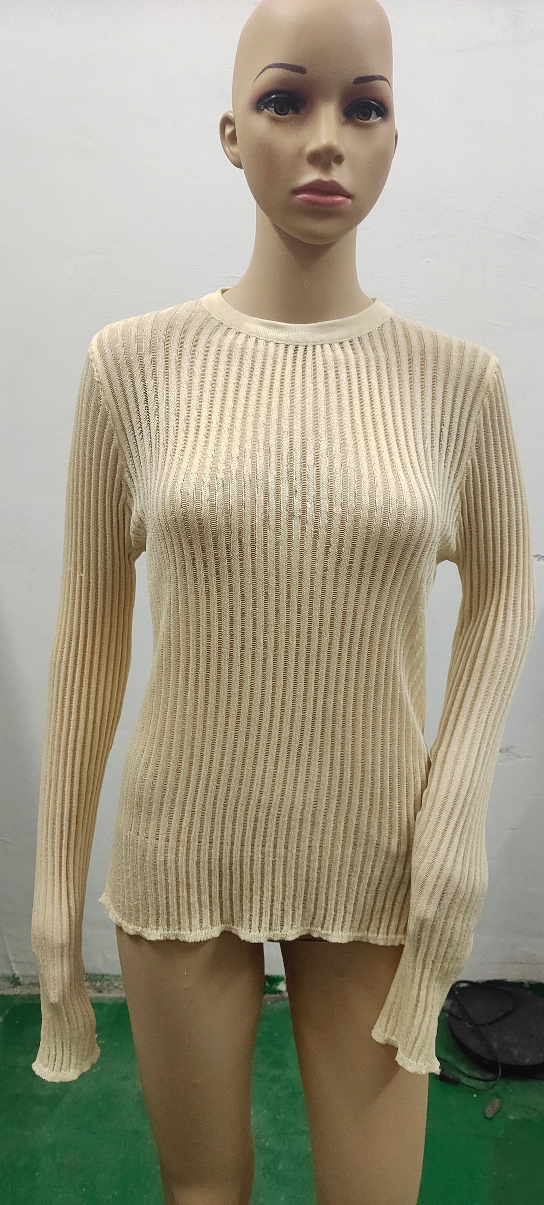 Maglia sottile a girocollo in lana traspirante e morbida, marca Valstrend, indossata come capo casual, dettagli in tessuto a maglia.