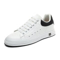 Scarpe casual da uomo Valstrend in pelle bianca morbida, suola morbida e design trendy per un look rilassato e stiloso.