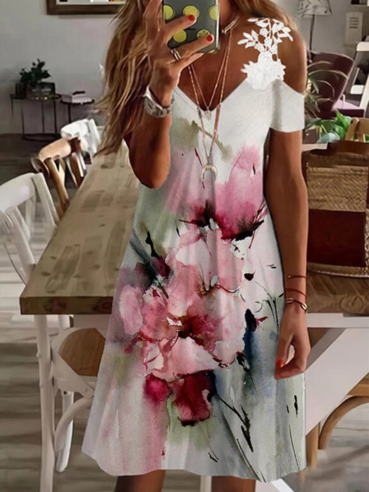 Vestito Valstrend in seta di latte con scollo a V e spalline sottili, ideale per occasioni eleganti e raffinate.