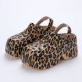 Scarpe donna Valstrend con stampa leopardata estiva, scarpe aperte con foro, stile casual e trendy per l'estate.